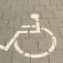 Das Bild zeigt einen auf das Kopfsteinpflaster gemalten Rollstuhl. Es verdeutlicht, hier dürfen nur schwerbehinderte Menschen ihr Fahrzeug parken.
